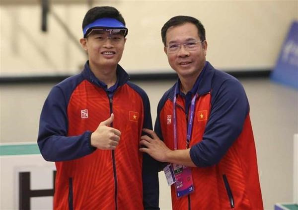 El tirador Pham Quang Huy y su entrenador Hoang Xuan Vinh (Foto: VNA) El tirador Pham Quang Huy y su entrenador Hoang Xuan Vinh (Foto: VNA)