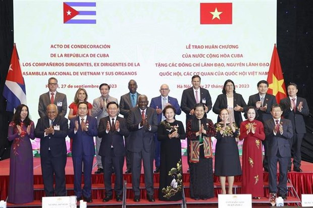 En la ceremonia de entrega de la Orden de Estado de Cuba a los dirigentes y exdirigentes del órgano legislativo y de las agencias parlamentarias de Vietnam (Fuente: VNA)