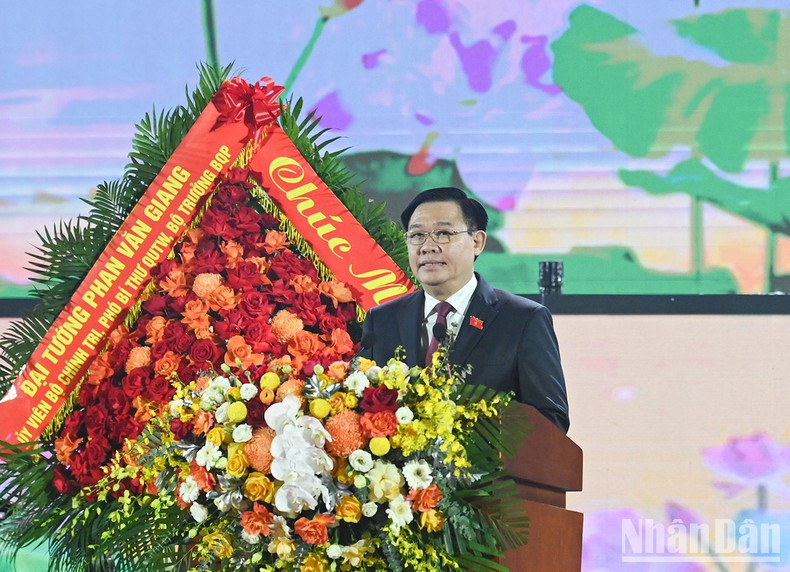 El presidente de la Asamblea Nacional de Vietnam, Vuong Dinh Hue, habla en la velada. El presidente de la Asamblea Nacional de Vietnam, Vuong Dinh Hue, habla en la velada.