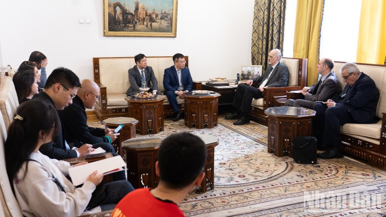 Representantes de la comunidad vietnamita en Rusia se reúnen con el embajador de Siria en Moscú.