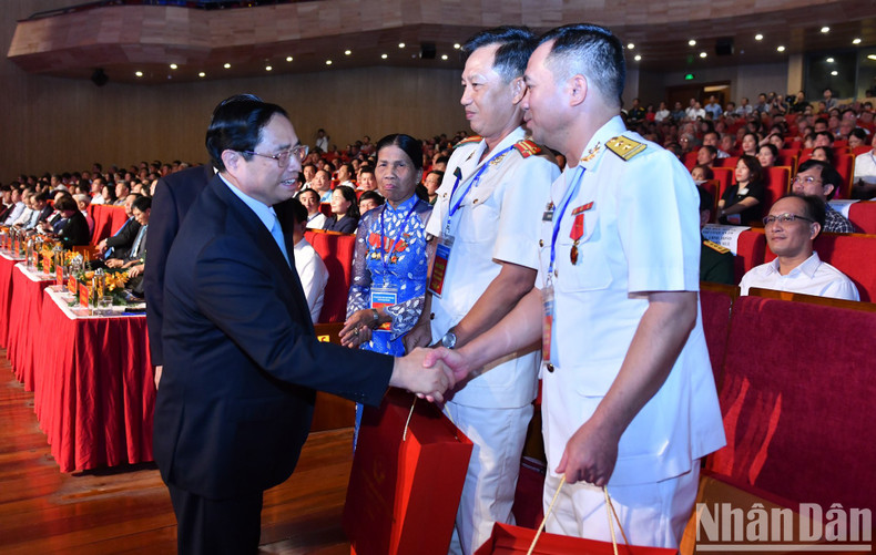 El jefe del Gobierno vietnamita entrega obsequios a los delegados. El jefe del Gobierno vietnamita entrega obsequios a los delegados.