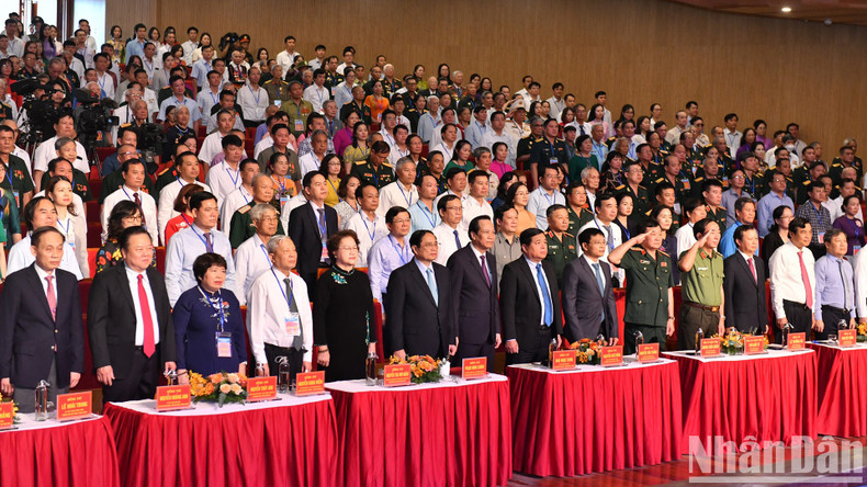 Dirigentes del Partido, Estado y los delegados realizan el acto de saludo a la bandera. Dirigentes del Partido, Estado y los delegados realizan el acto de saludo a la bandera.