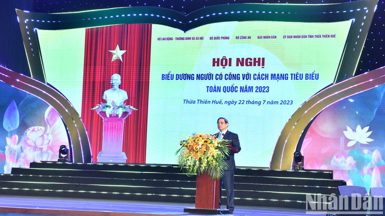 Minh Chinh elogia la voluntad y los esfuerzos de los inválidos de guerra, familiares de mártires y personas con méritos revolucionarios, quienes han superado cuantiosas dificultades y pérdidas para continuar contribuyendo a la causa de construcción y desarrollo de la Patria. Minh Chinh elogia la voluntad y los esfuerzos de los inválidos de guerra, familiares de mártires y personas con méritos revolucionarios, quienes han superado cuantiosas dificultades y pérdidas para continuar contribuyendo a la causa de construcción y desarrollo de la Patria.