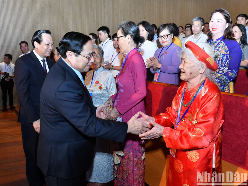 El primer ministro de Vietnam, Pham Minh Chinh, y una madre vietnamita heroica en la conferencia. El primer ministro de Vietnam, Pham Minh Chinh, y una madre vietnamita heroica en la conferencia.