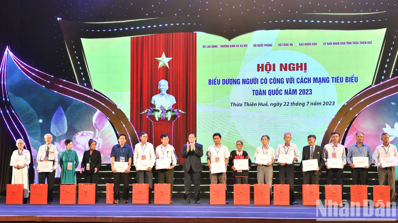 El premier Pham Minh Chinh entrega obsequios a los delegados. El premier Pham Minh Chinh entrega obsequios a los delegados.