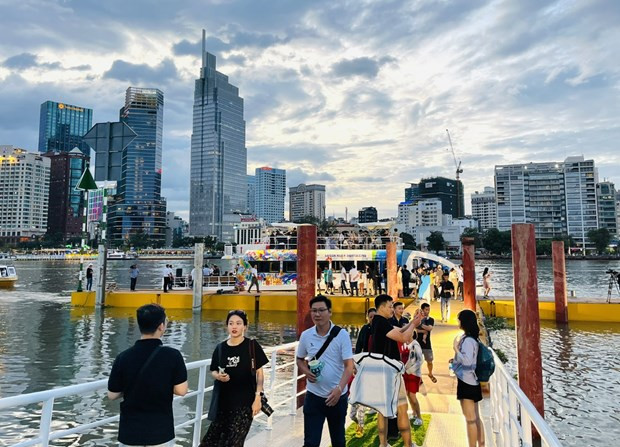 Ciudad Ho Chi Minh puso en servicio de autobús fluvial de dos pisos. (Foto: VNA) Ciudad Ho Chi Minh puso en servicio de autobús fluvial de dos pisos. (Foto: VNA)