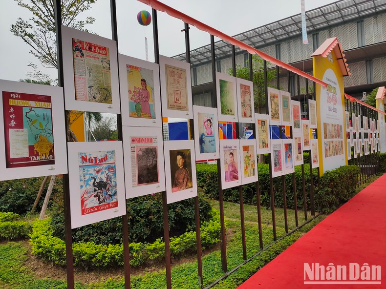 La exposición “Viejas primavera en el Año Nuevo” presentó antiguas portadas sobre esa estación, lo que permitió reflejar la fuerza perdurable de la prensa revolucionaria vietnamita y documentar momentos inolvidables de la historia de la nación.