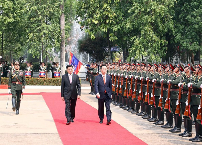 El presidente Vo Van Thuong y el secretario general PPRL y presidente de Laos, Thongloun Sisoulith, inspeccionan la guardia de honor. (Foto: VNA)