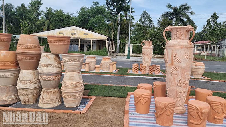 Muchos productos cerámicos rojos con patrones únicos.