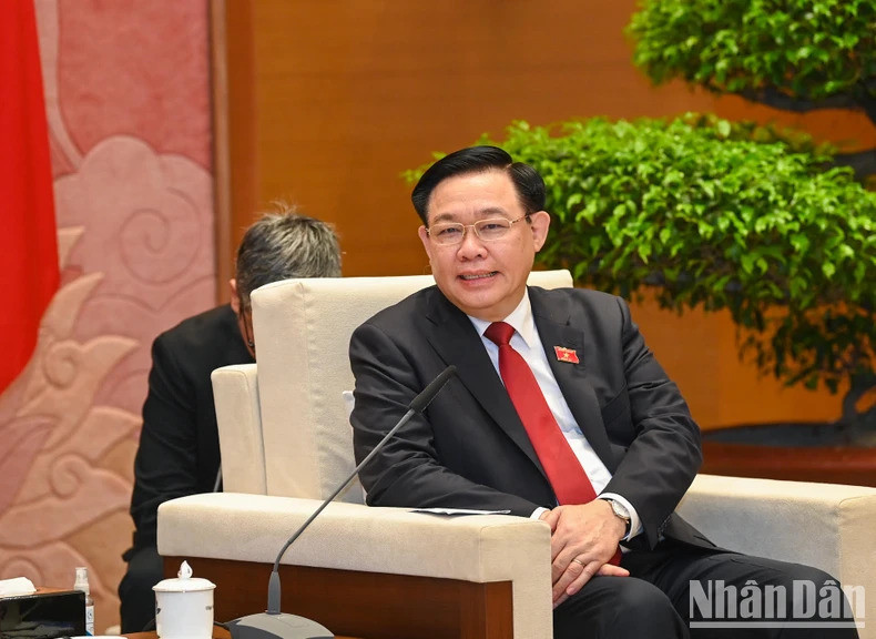 Vuong Dinh Hue habla en el encuentro.