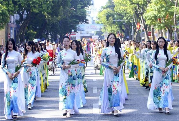 Un desfile de Ao dai (Fuente: VNA) Un desfile de Ao dai (Fuente: VNA)