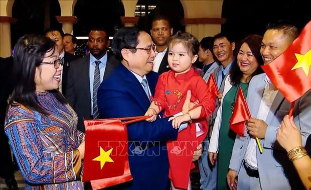 El personal de la Embajada y representantes de la comunidad vietnamita en EAU dan la bienvenida al primer ministro Pham Minh Chinh en el aeropuerto internacional Al Maktoum. (Fuente: VNA)