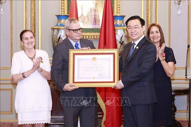 Presidente parlamentario Vuong Dinh Hue entrega título de reconocimiento a Homero Acosta Álvarez (Foto: VNA)