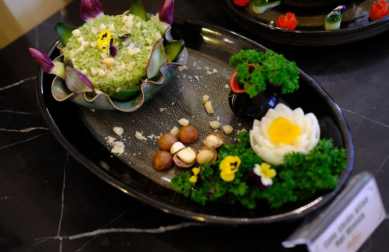 Con la alcachofa como ingrediente principal, a través de las talentosas manos de los chefs, se han elaborado muchos platos deliciosos con un estilo asiático y europeo único. Foto: VNA