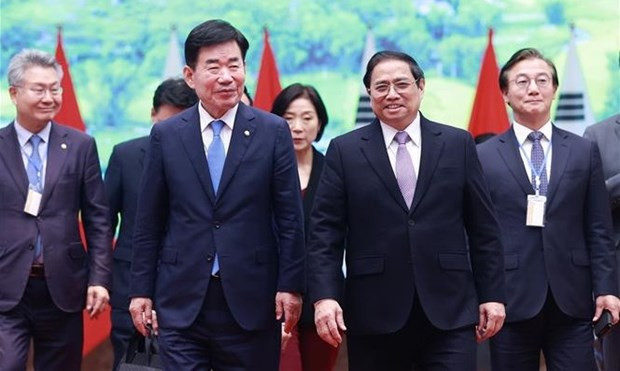 El primer ministro de Vietnam, Pham Minh Chinh (derecha), y el presidente de la Asamblea Nacional de Corea del Sur, Kim Jin-pyo( Fotografía:VNA)