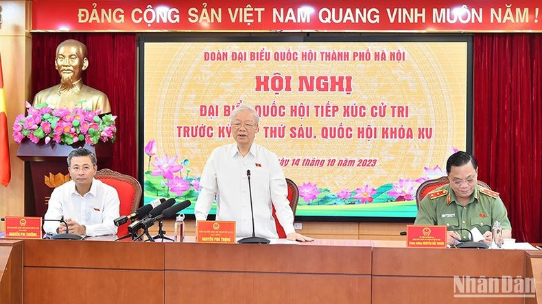 El secretario general del PCV, Nguyen Phu Trong, se reúne con votantes de la capital. (Fotografía: Nhan Dan)