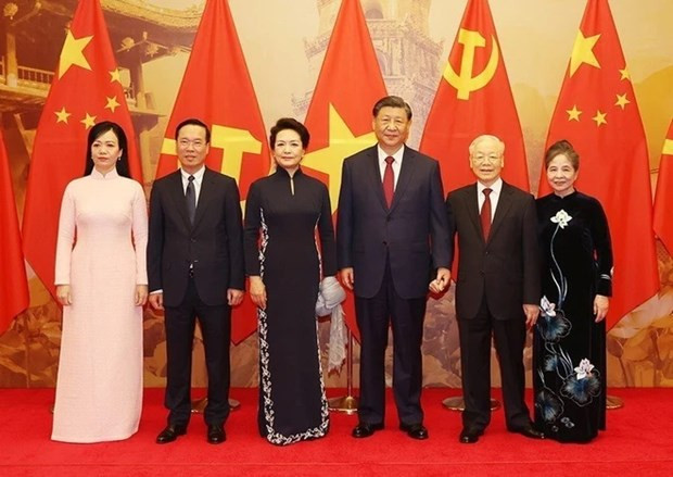El secretario general de PCV, Nguyen Phu Trong y su esposa, el presidente de Vietnam Vo Van Thuong y su esposa y el secretario general y el presidente de China (Fuente: VNA)