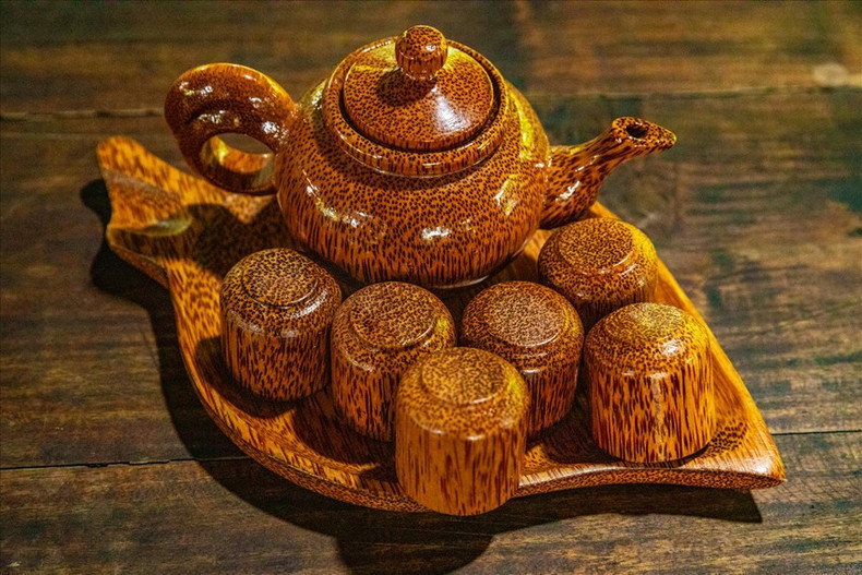 Juego de tazas de té fabricadas a partir de la madera de coco. Foto: Revista Vietnam