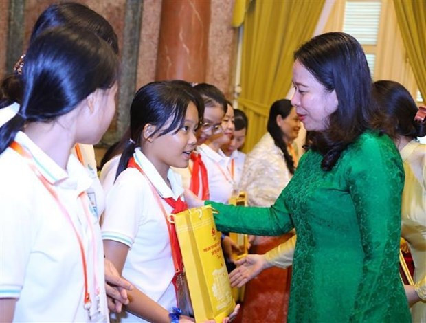 La vicepresidenta vietnamita Vo Thi Anh Xuan obsequia regalos a los niños (Foto: VNA)