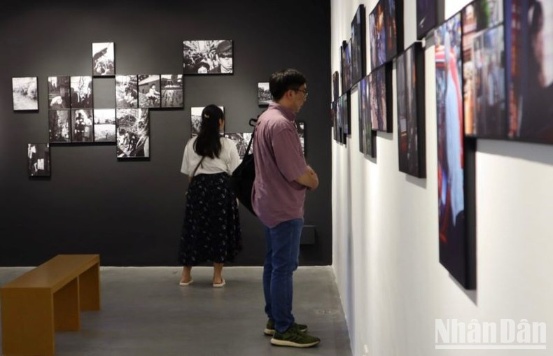 En el mundo de colores de Tokio, Hai Thanh toma fotos en blanco y negro.