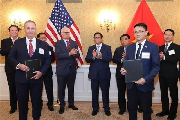 El primer ministro Pham Minh Chinh presenció la entrega de un memorando de entendimiento sobre cooperación en semiconductores entre empresas vietnamitas y estadounidenses. (Foto: VNA)