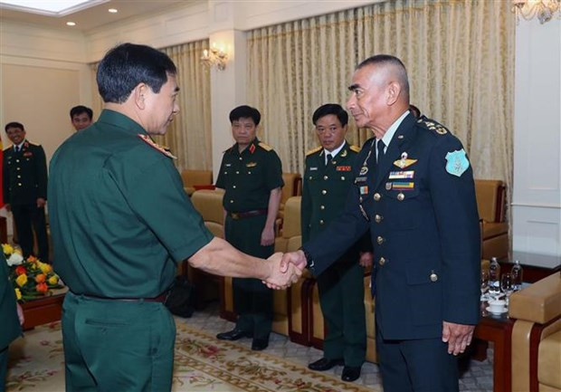 Chalermphon Srisawasdi fue recibido por el general Phan Van Giang, miembro del Buró Político, subsecretario de la Comisión Militar Central y ministro de Defensa de Vietnam (Fuente:VNA)
