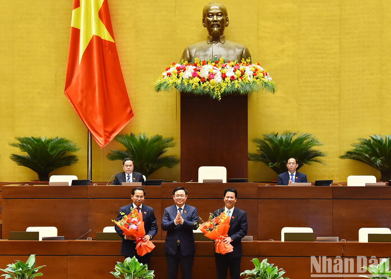 El presidente de la Asamblea Nacional, Vuong Dinh Hue, felicitó al nuevo jefe de la Comisión de Finanzas y Presupuesto del Parlamento de la XV legislatura, Le Quang Manh (izquierda) y al nuevo ministro de Recursos Naturales y Medio Ambiente, Dang Quoc Khanh (derecha), mandato 2021 -2026. El presidente de la Asamblea Nacional, Vuong Dinh Hue, felicitó al nuevo jefe de la Comisión de Finanzas y Presupuesto del Parlamento de la XV legislatura, Le Quang Manh (izquierda) y al nuevo ministro de Recursos Naturales y Medio Ambiente, Dang Quoc Khanh (derecha), mandato 2021 -2026.
