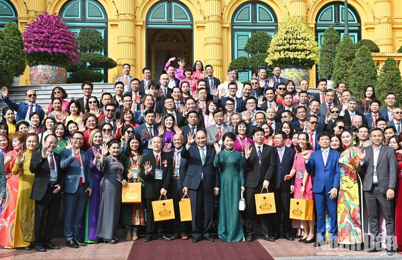 El presidente Nguyen Xuan Phuc y los delegados en el Palacio Presidencial.
