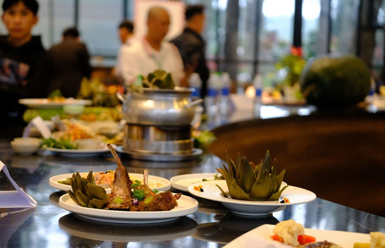 Después de ser evaluadas, las obras se exhiben en este evento. Foto: VNA