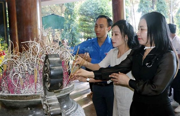 Vu Thanh Huyen, subjefa del Departamento de Información- Cultura, del Comité Estatal sobre Vietnamitas Residentes en el Extranjero, de la Cancillería, rinde tributo a los mártires (Fuente:VNA)