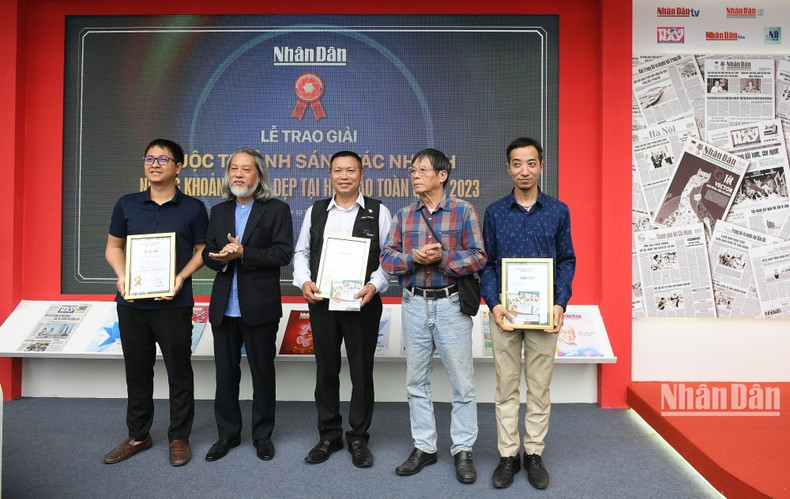 Los autores galardonados con el tercer premio.