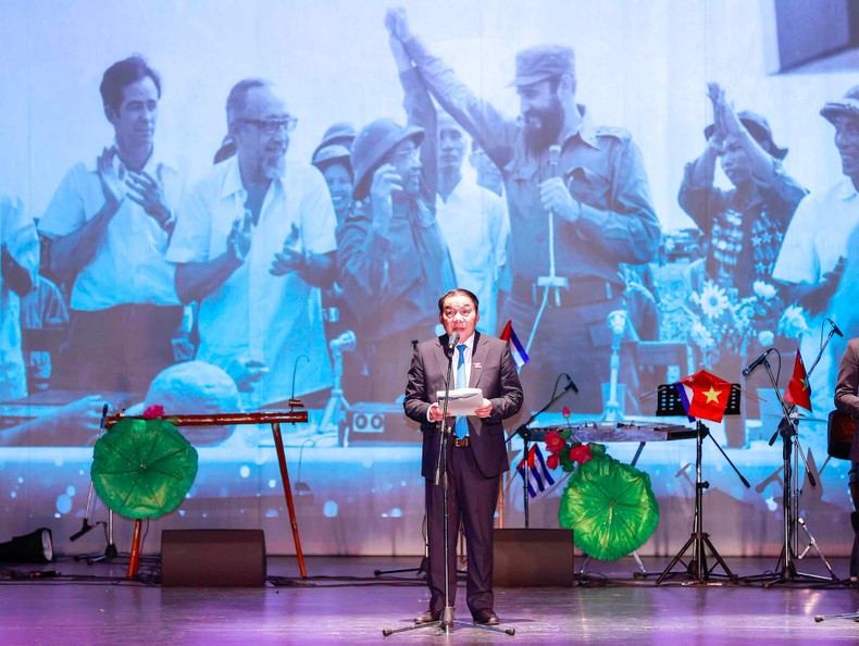 El ministro de Cultura, Deportes y Turismo de Vietnam, Nguyen Van Hung habla en la velada.