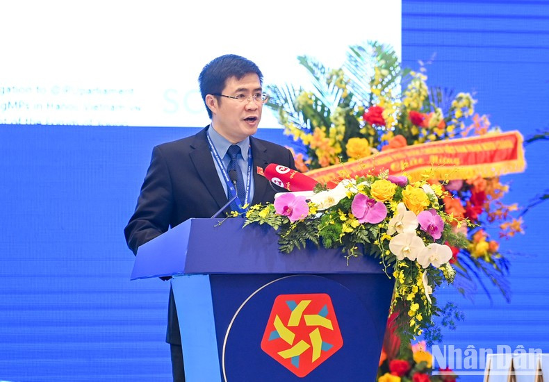 El delegado de la Asamblea Nacional de Vietnam, Hoang Minh Hieu, presentó el informe resumido del punto 1. El delegado de la Asamblea Nacional de Vietnam, Hoang Minh Hieu, presentó el informe resumido del punto 1.