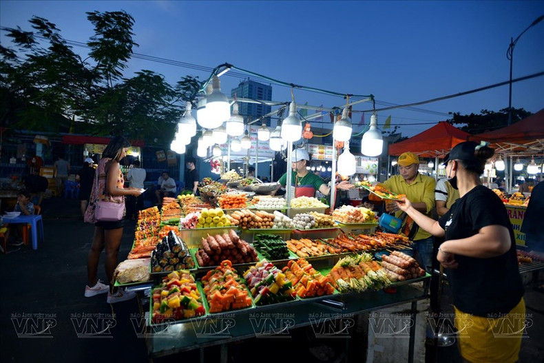 Da Nang: paraíso de la comida callejera de los turistas. (Revista Ilustrada Vietnam)