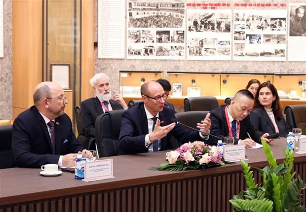 El presidente del Consejo Nacional de Suiza, Martin Candinas (segunda persona desde la izquierda), en la reunión (Fuente: VNA) El presidente del Consejo Nacional de Suiza, Martin Candinas (segunda persona desde la izquierda), en la reunión (Fuente: VNA)