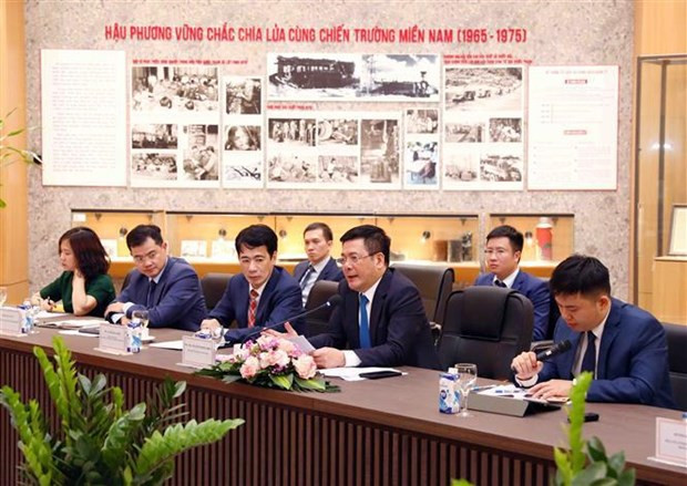 El ministro vietnamita de Industria y Comercio, Nguyen Hong Dien (segunda persona desde la derecha) en la cita (Fuente: VNA) El ministro vietnamita de Industria y Comercio, Nguyen Hong Dien (segunda persona desde la derecha) en la cita (Fuente: VNA)