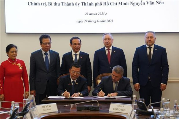 Representantes de los distritos de Can Gio, de Ciudad Ho Chi Minh, y de Kronstadt, de San Petersburgo, firman acuerdo de cooperación (Fuente: VNA) Representantes de los distritos de Can Gio, de Ciudad Ho Chi Minh, y de Kronstadt, de San Petersburgo, firman acuerdo de cooperación (Fuente: VNA)