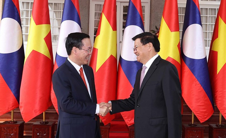 El secretario general PPRL y presidente de Laos, Thongloun Sisoulith, recibe al presidente Vo Van Thuong. (Foto: VNA)