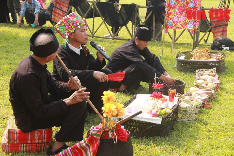 El chamán Lo Van Luong y otros de la aldea realizaron juntos la ceremonia. (Fuente: VNA) El chamán Lo Van Luong y otros de la aldea realizaron juntos la ceremonia. (Fuente: VNA)