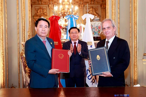 El presidente de la Asamblea Nacional de Vietnam, Vuong Dinh Hue, testimonió la firma de documentos de cooperación Vietnam-Argentina (Fuente:VNA) El presidente de la Asamblea Nacional de Vietnam, Vuong Dinh Hue, testimonió la firma de documentos de cooperación Vietnam-Argentina (Fuente:VNA)