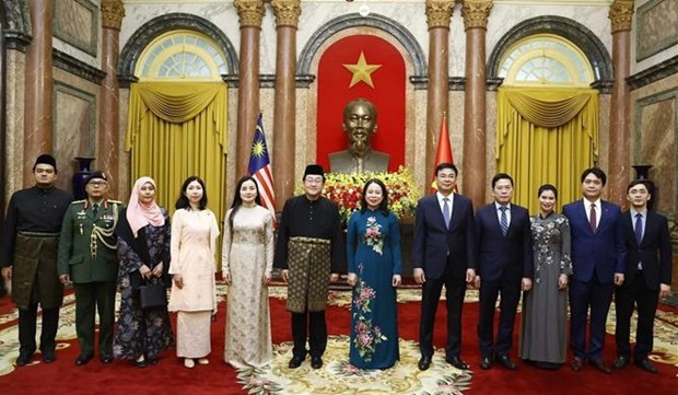 La presidenta interina de Vietnam, Vo Thi Anh Xuan, junto con el embajador de Malasia, Tan Yang Thai, y los delegados (Foto: VNA) La presidenta interina de Vietnam, Vo Thi Anh Xuan, junto con el embajador de Malasia, Tan Yang Thai, y los delegados (Foto: VNA)
