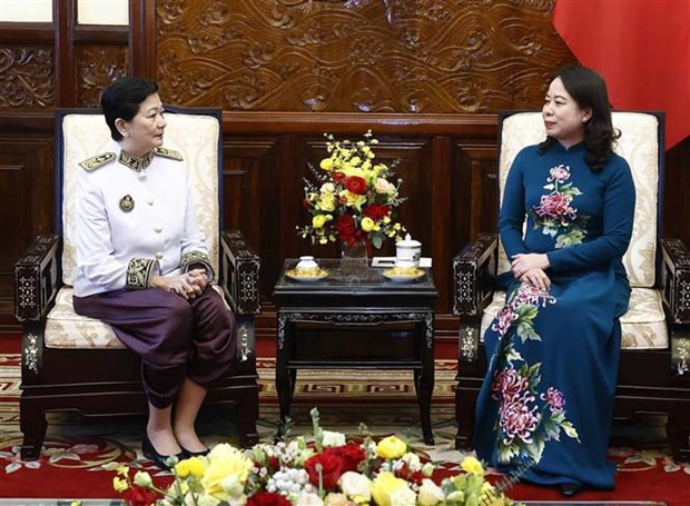 La presidenta interina de Vietnam, Vo Thi Anh Xuan, intercambia con la embajadora de Camboya en Hanoi, Chea Kimtha (Foto: VNA) La presidenta interina de Vietnam, Vo Thi Anh Xuan, intercambia con la embajadora de Camboya en Hanoi, Chea Kimtha (Foto: VNA)