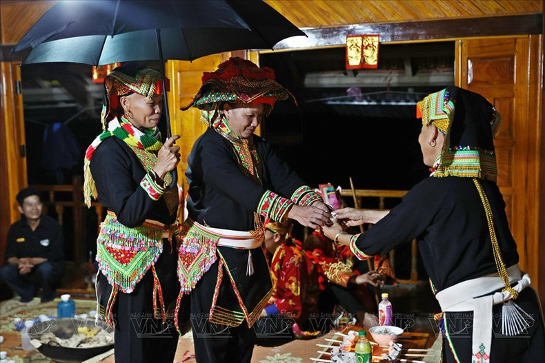 Además de las ropas tradicionales, las mujeres de Dao Lo Gang se visten de muchos accesorios decorativos (Fuente:VNA)
