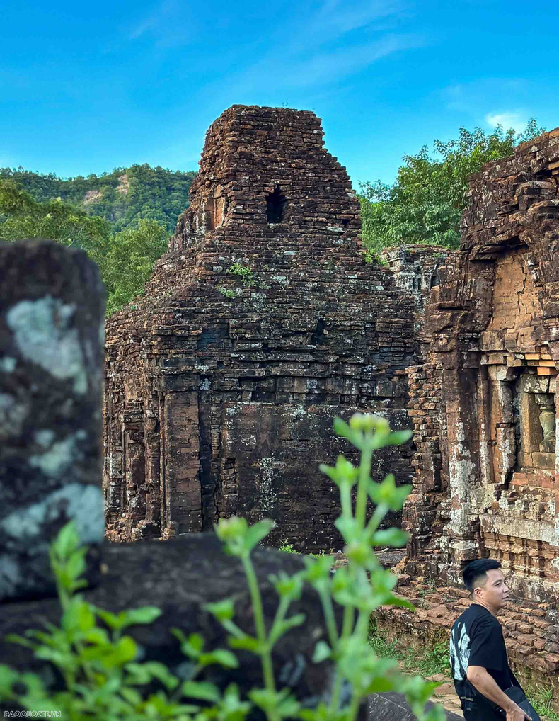 La arquitectura del santuario, influida por el estilo indio, está dividida en bloques, cada uno con un templo principal y varios templos auxiliares a su alrededor. Todos los templos están orientados al este, la dirección del sol naciente y donde se cree que residen los dioses. Aquí se encuentran las tumbas de reyes y miembros de la realeza, y es donde tenían lugar las celebraciones rituales del reino Champa. La arquitectura del santuario, influida por el estilo indio, está dividida en bloques, cada uno con un templo principal y varios templos auxiliares a su alrededor. Todos los templos están orientados al este, la dirección del sol naciente y donde se cree que residen los dioses. Aquí se encuentran las tumbas de reyes y miembros de la realeza, y es donde tenían lugar las celebraciones rituales del reino Champa.