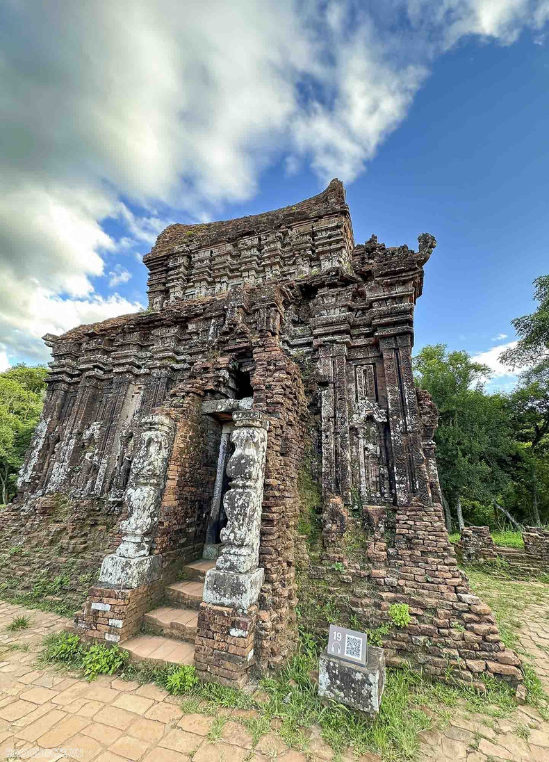 La reliquia consta de más de 70 templos intrincadamente tallados con numerosas inscripciones en sánscrito y cham. Olvidado durante mucho tiempo, el yacimiento fue descubierto en 1885 e inscrito en la Lista del Patrimonio Mundial de la UNESCO en 1995. La reliquia consta de más de 70 templos intrincadamente tallados con numerosas inscripciones en sánscrito y cham. Olvidado durante mucho tiempo, el yacimiento fue descubierto en 1885 e inscrito en la Lista del Patrimonio Mundial de la UNESCO en 1995.