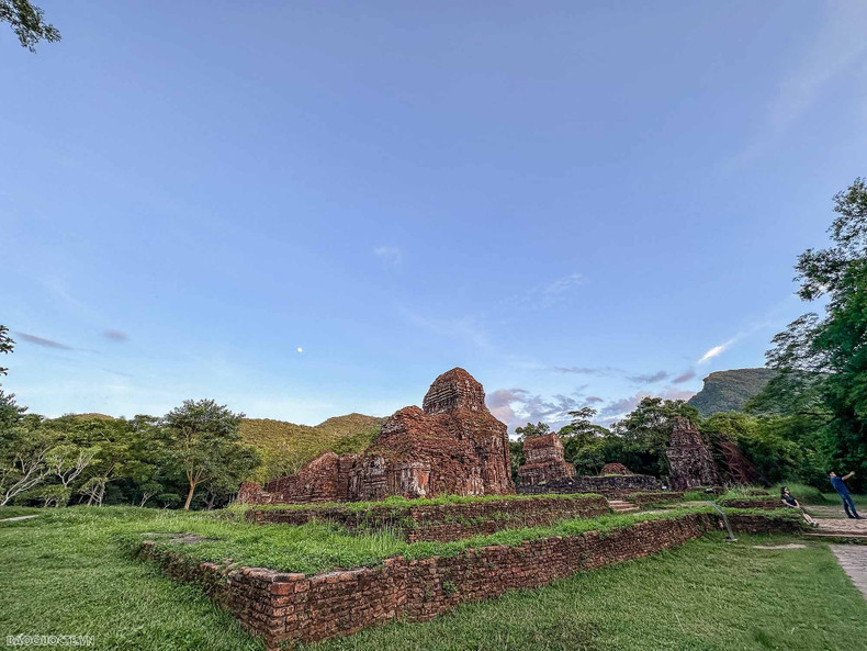 El destino está situado a unos 70 kilómetros de la ciudad de Da Nang y a 30 kilómetros al oeste de la carretera nacional 1A, en un valle de unos dos kilómetros de diámetro rodeado de montañas. El destino está situado a unos 70 kilómetros de la ciudad de Da Nang y a 30 kilómetros al oeste de la carretera nacional 1A, en un valle de unos dos kilómetros de diámetro rodeado de montañas.