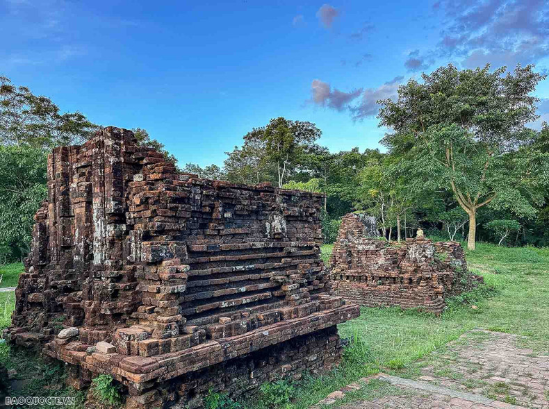 Aún no han sido identificados la técnica de fabricar ladrillos y el adhesivo que utilizaban los chams para construir los templos, los cuales han perdurado por miles de años en medio de las agrestes montañas. Aún no han sido identificados la técnica de fabricar ladrillos y el adhesivo que utilizaban los chams para construir los templos, los cuales han perdurado por miles de años en medio de las agrestes montañas.