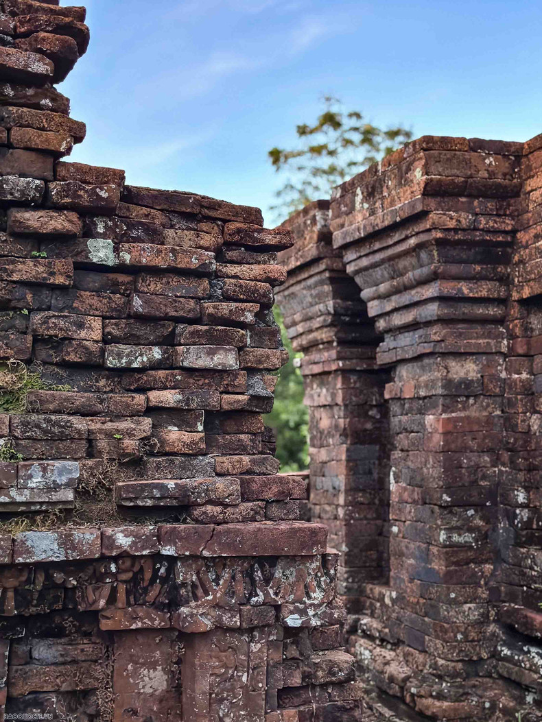 Los templos, en forma de cuadrángulo, fueron construidos con ladrillos y decorados con piedra arenisca mediante la técnica del machihembrado. Los templos, en forma de cuadrángulo, fueron construidos con ladrillos y decorados con piedra arenisca mediante la técnica del machihembrado.