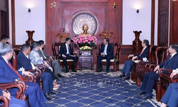 El panorama de la reunión entre el presidente del Comité Popular de Ciudad Ho Chi Minh, Phan Van Mai, y Arsjad Rasjid, presidente de la Cámara de Comercio e Industria de Indonesia (KADIN) y titular del Consejo Asesor de Negocios de la Asean 2023 (Foto:VNA)