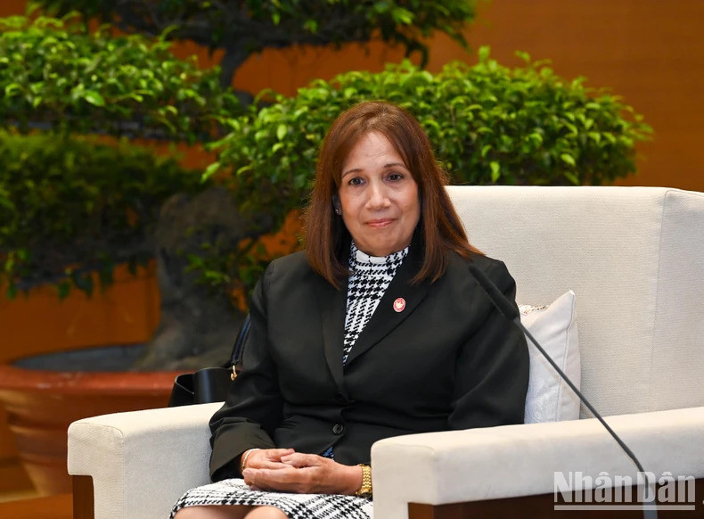 Ana María Mari Machado intercambia con el presidente de la ANV.